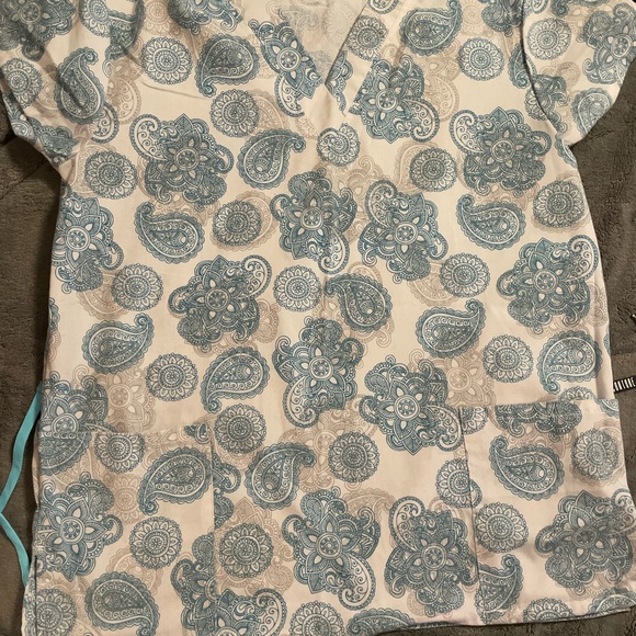 Scrub tops - Picture 7 of 16